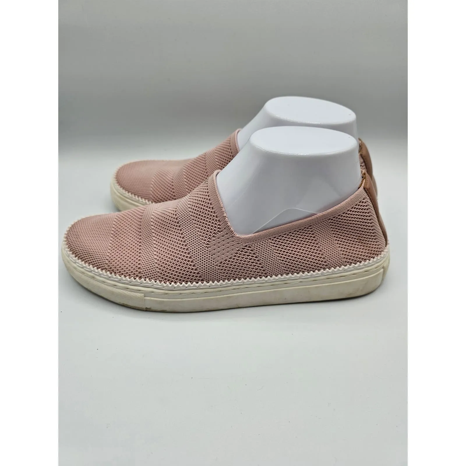 Kelly & Katie Womens Sz 8 1/2 Slip On Sneakers Light Pink Knit