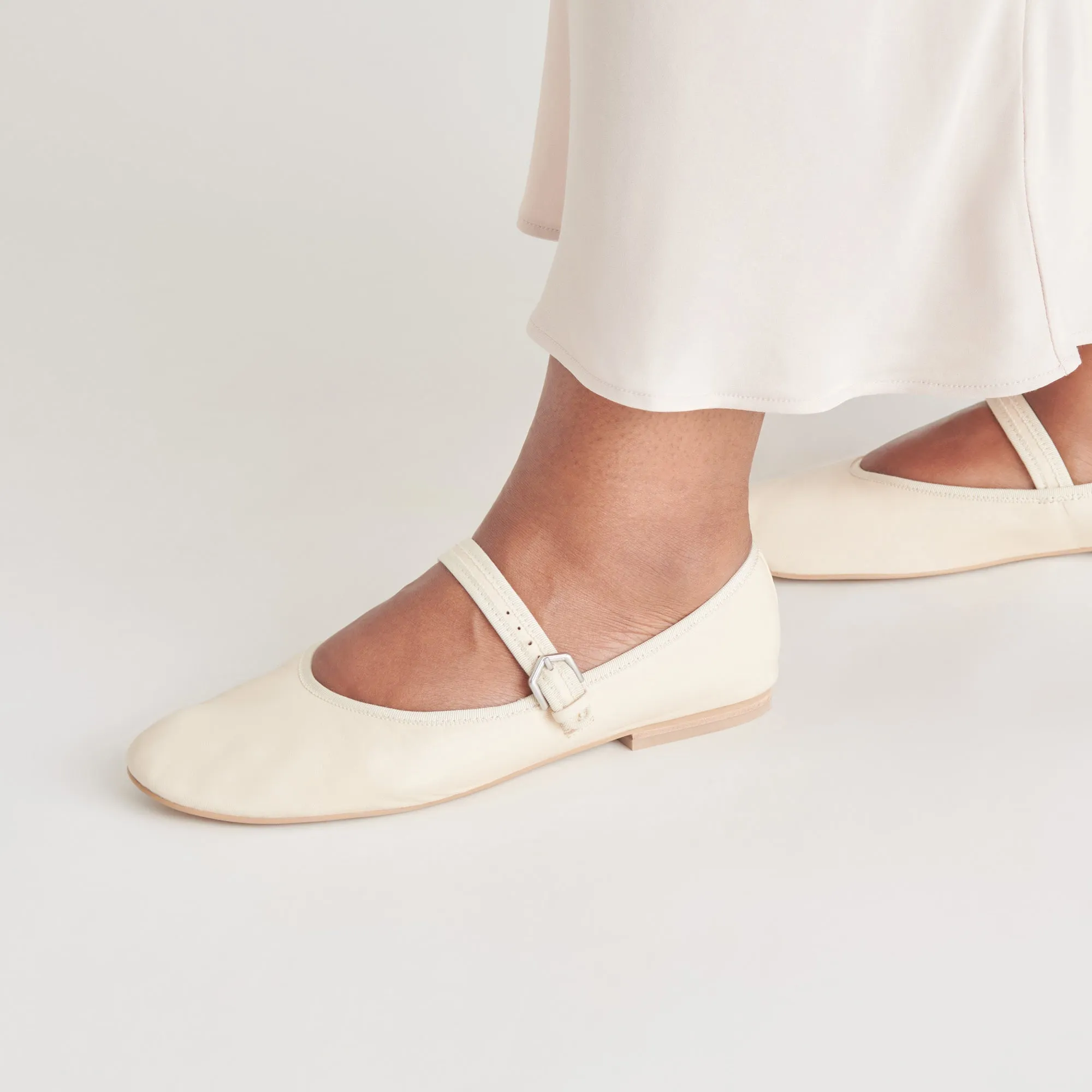 ROSLYN BALLET FLATS CREME LEATHER