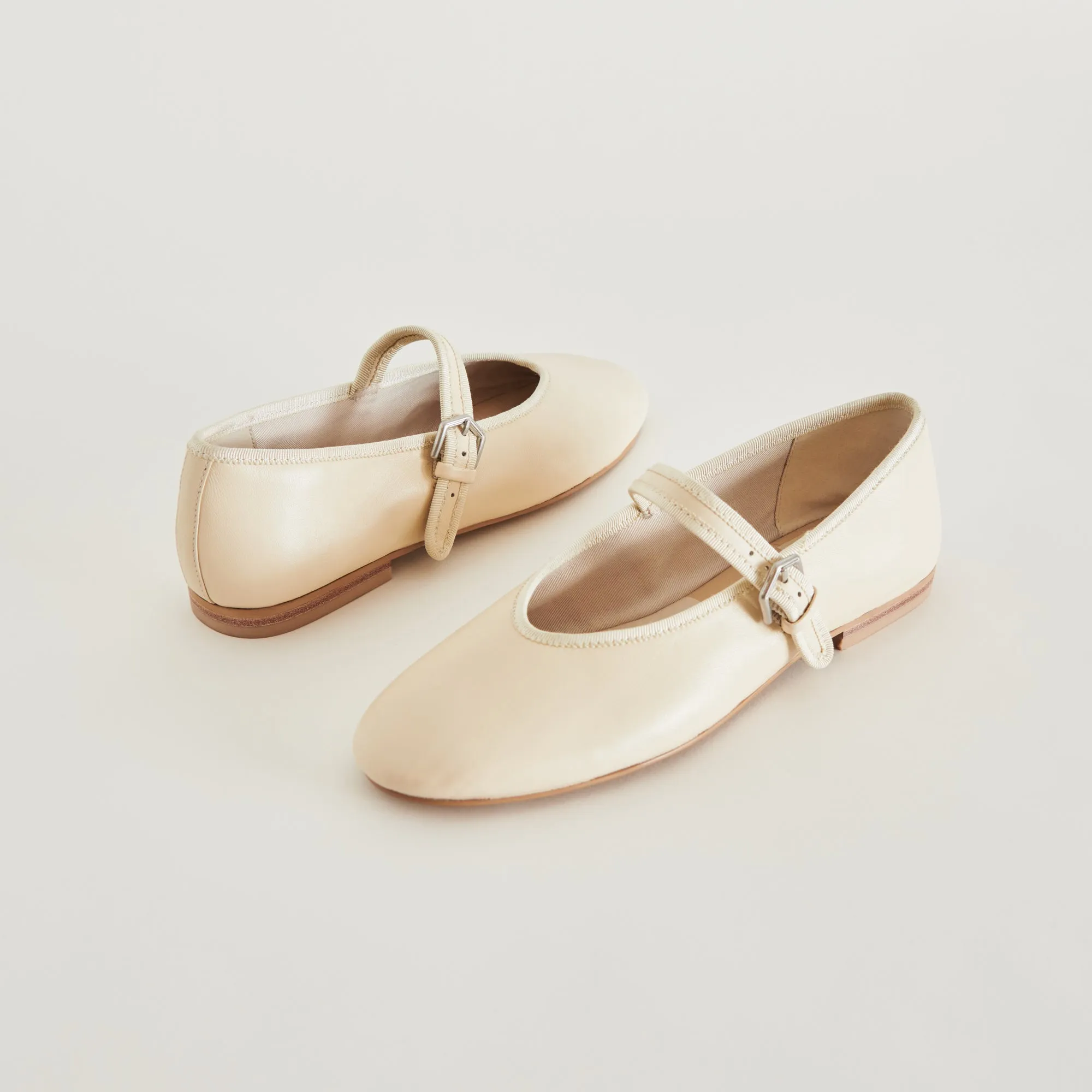 ROSLYN BALLET FLATS CREME LEATHER