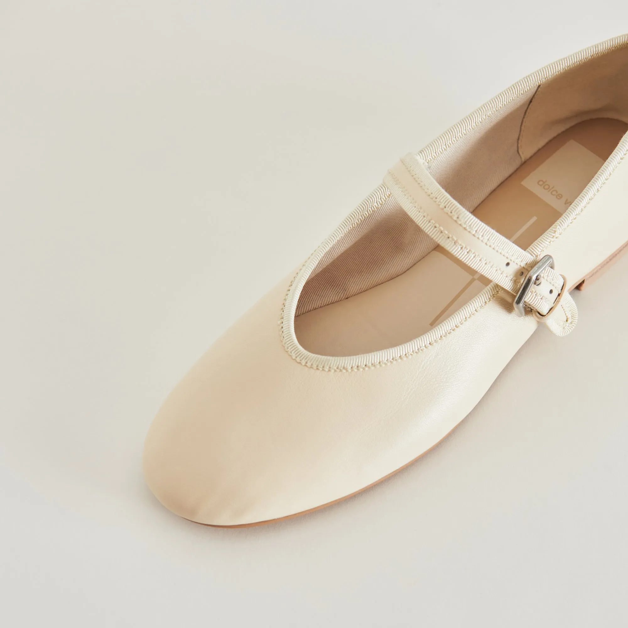 ROSLYN BALLET FLATS CREME LEATHER